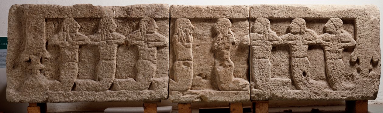 Pohřební lože ze tří tufových bloků, 6. století před naším letopočtem od Etruscan