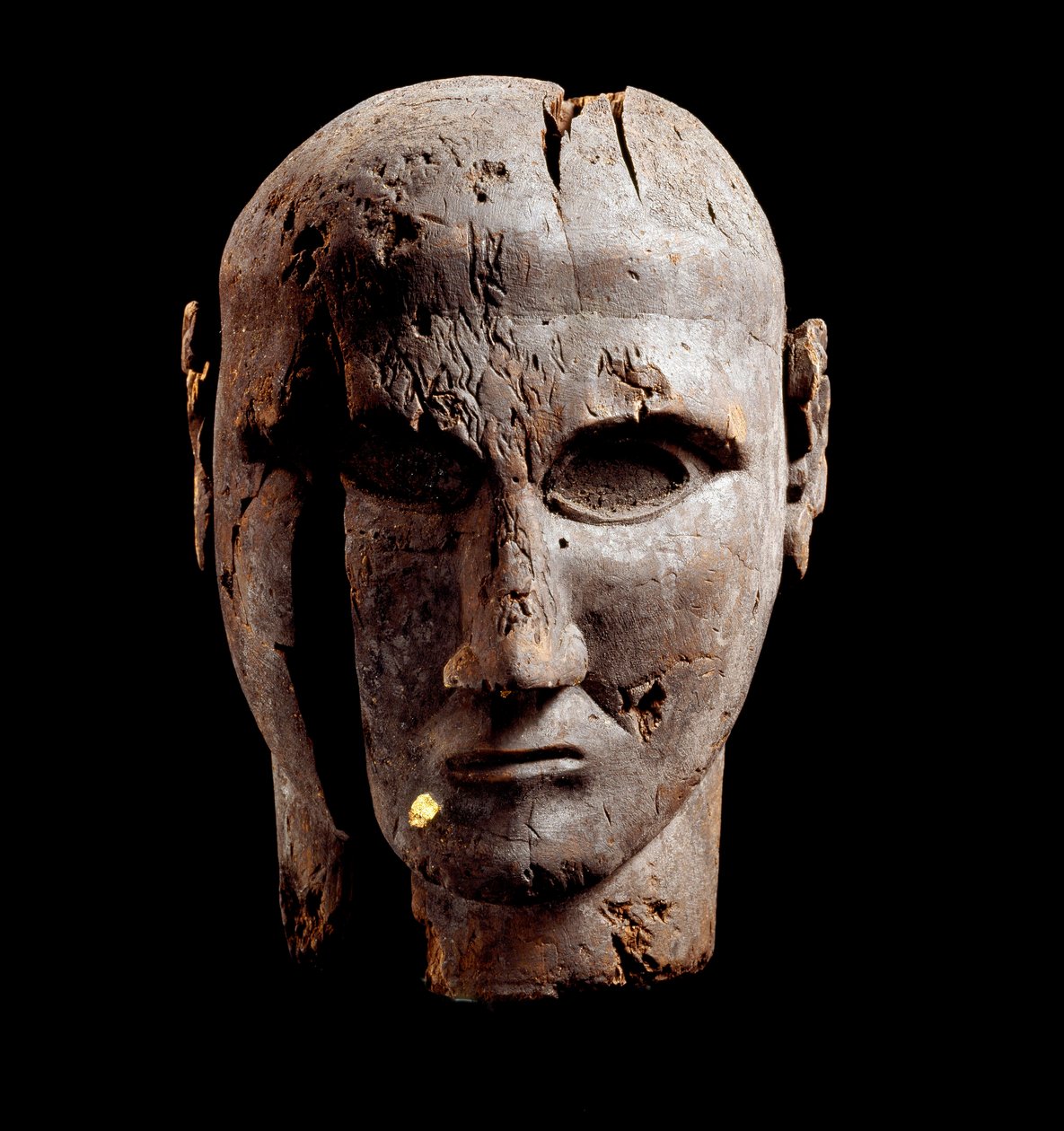 Hlava muže, dřevěná plastika se stopou zlata, 7. století př. Kr od Etruscan