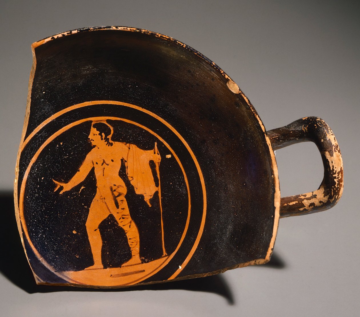 Kylix od Pteriu Pavese, fragment zobrazující mladého muže a nápis. Červenofigurová keramika, z hrobu 3 v Grotti (Toskánsko). Etruská civilizace, 4. století před naším letopočtem. od Etruscan