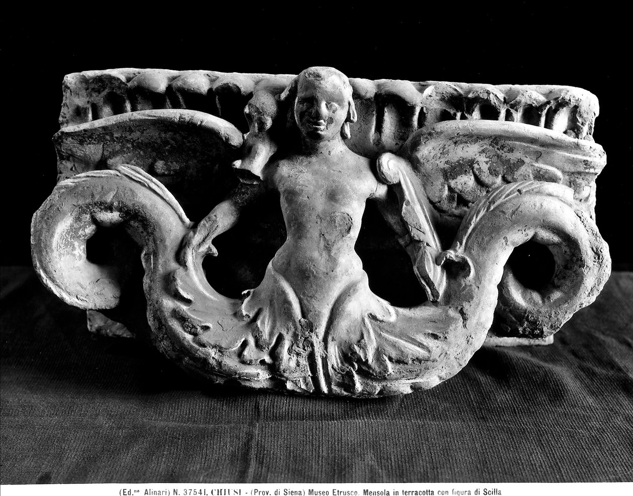 Římsa s postavou Scilla (terakota) od Etruscan