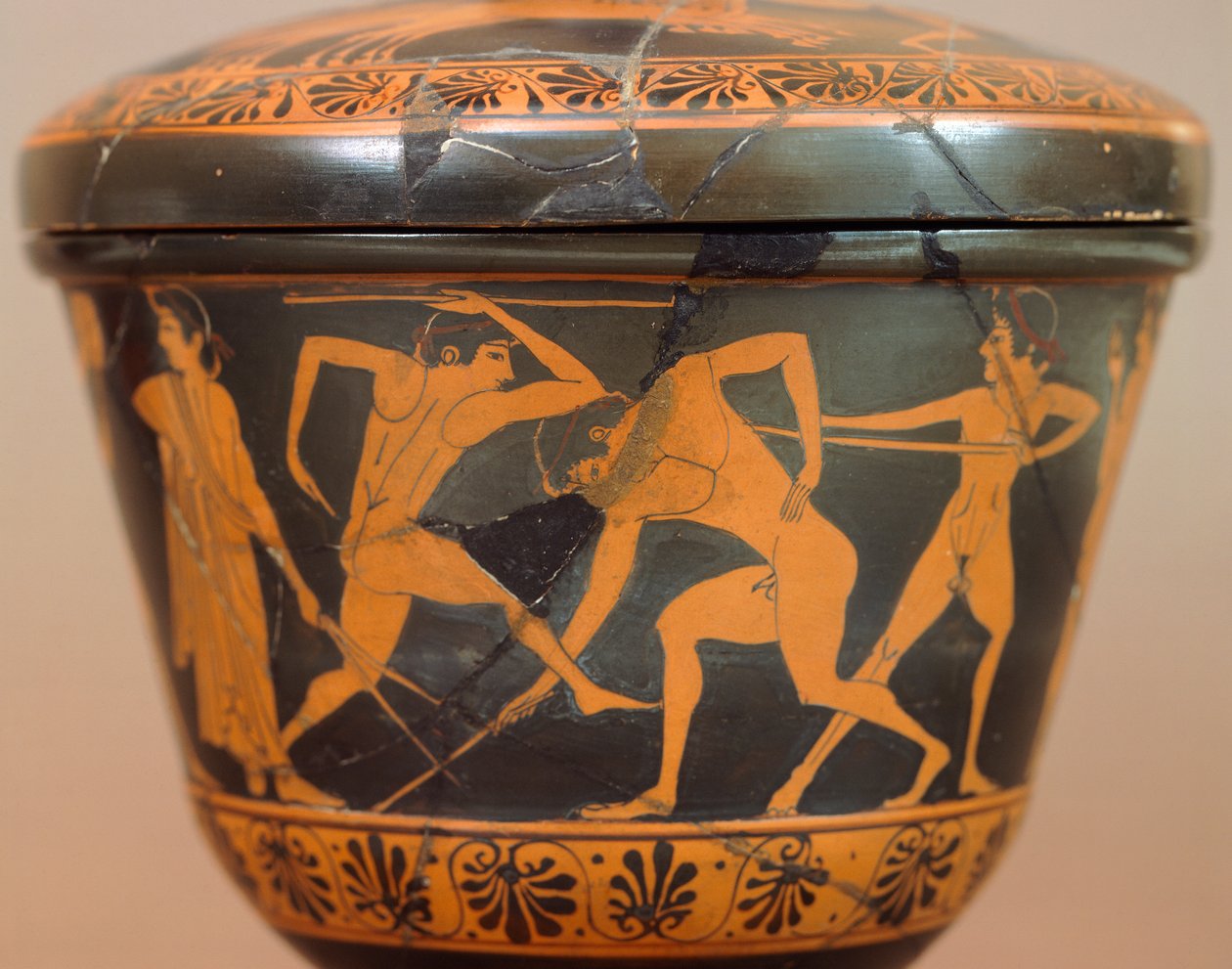 Pyxis se sportovci v tělocvičně. Červenofigurová keramika z Cerveteri (Lazio). Etruská civilizace, 4. století před naším letopočtem. od Etruscan