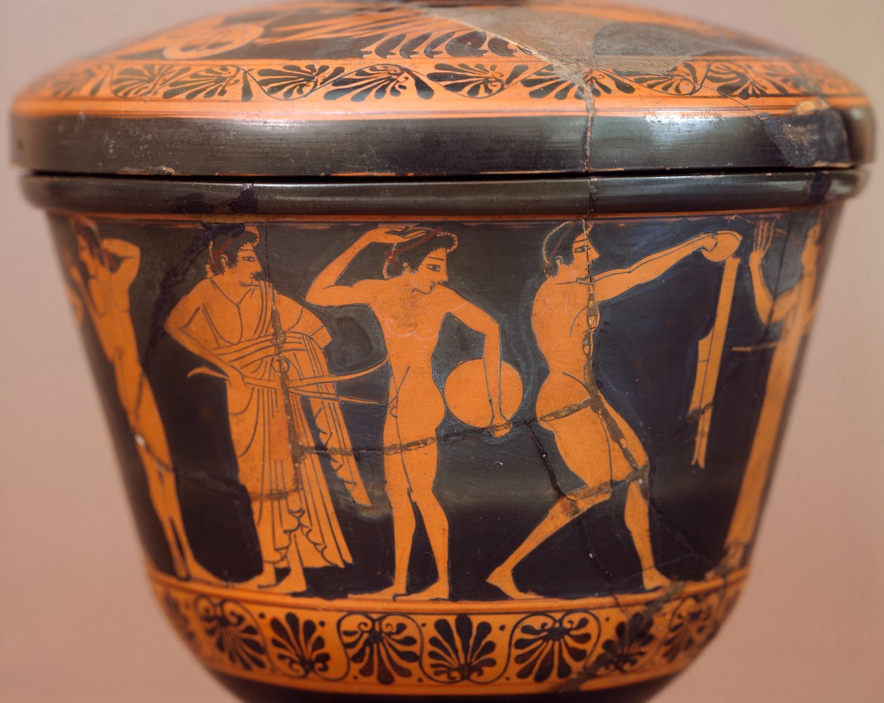 Pyxis se sportovci předvádějícími disk a další disciplíny. Červenofigurová keramika z Cerveteri (Lazio). Etruská civilizace, 4. století před naším letopočtem. od Etruscan