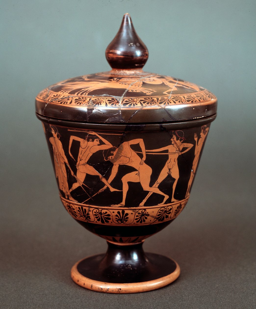 Pyxis s výjevem z paláce, terakota, 520-500 př. n. l. od Etruscan