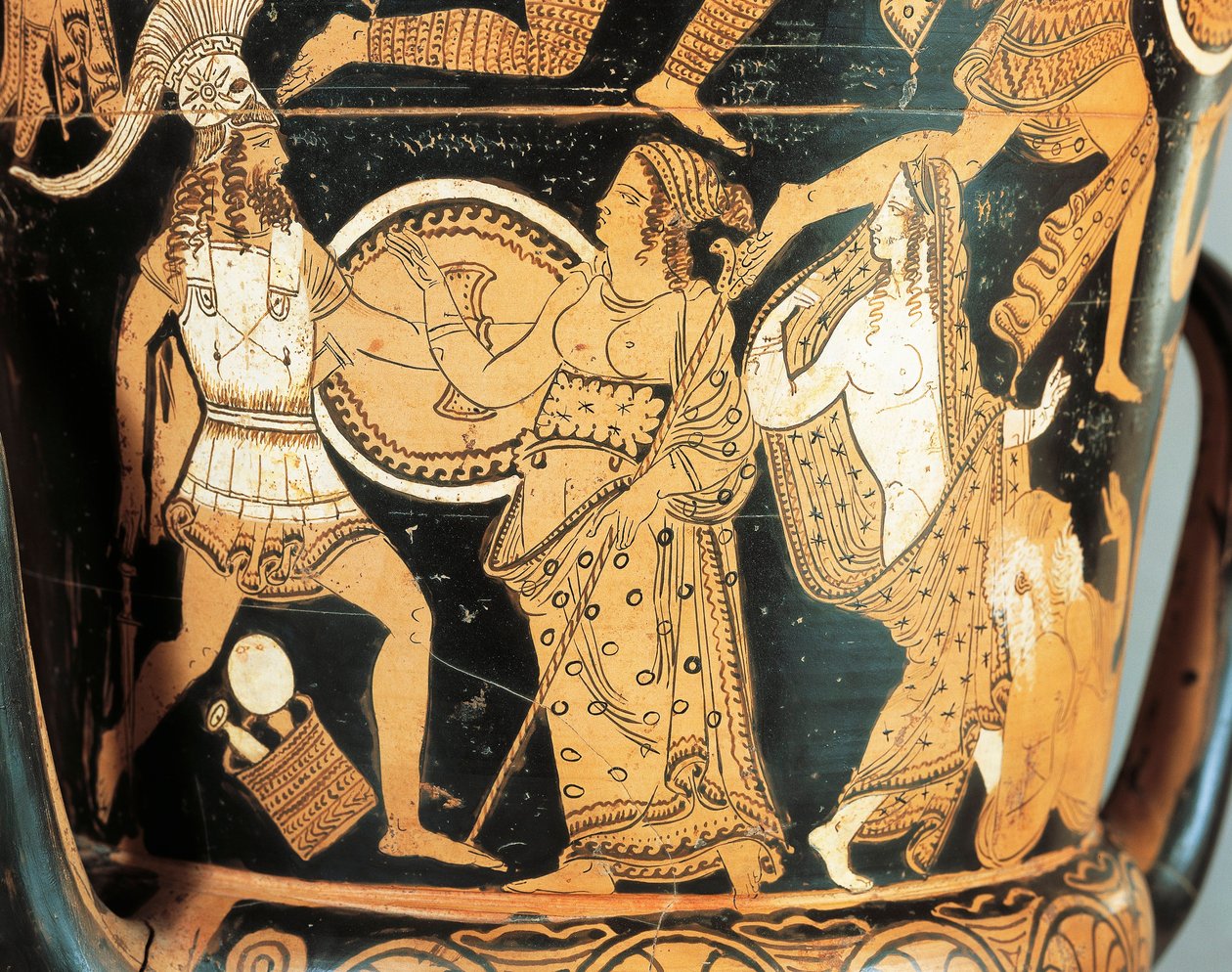 Keramika s červenou postavou, detail krateru zobrazující Menelaa, kterému čelí Afrodita, když se dostává k Heleně, z Civita Castellana, starověké Falerii, provincie Řím, Itálie od Etruscan