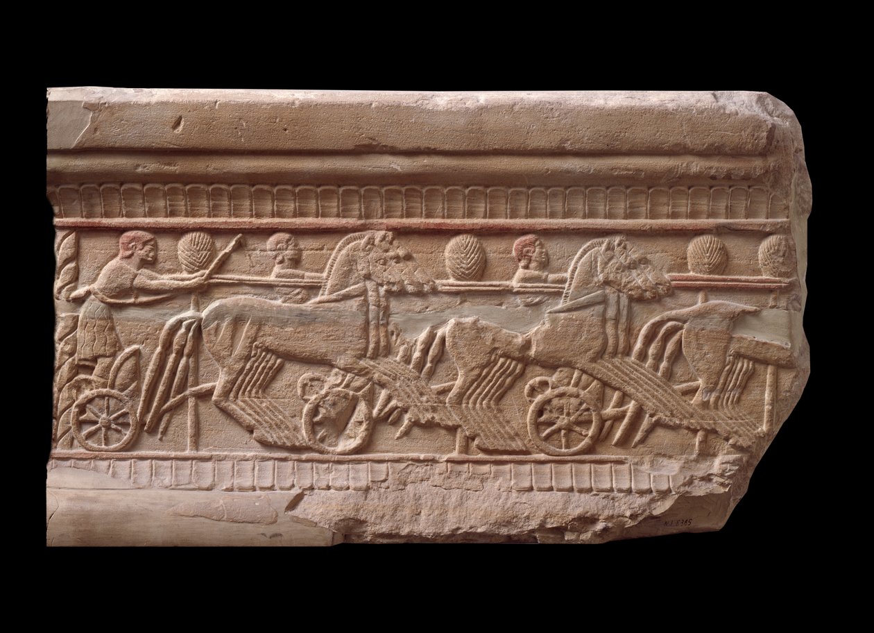 Reliéf se závodem vozů z mramorového milníku z Chiusi, Itálie, 6. století př. n. l. od Etruscan