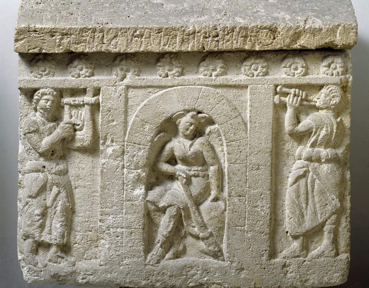 Etruské umění: „“ Lasa, džin smrti u vchodu do pekla“ Nízký reliéf urny Chiusi. 3. nebo 2. století před naším letopočtem. Palermo, Národní archeologické muzeum od Etruscan Etruscan