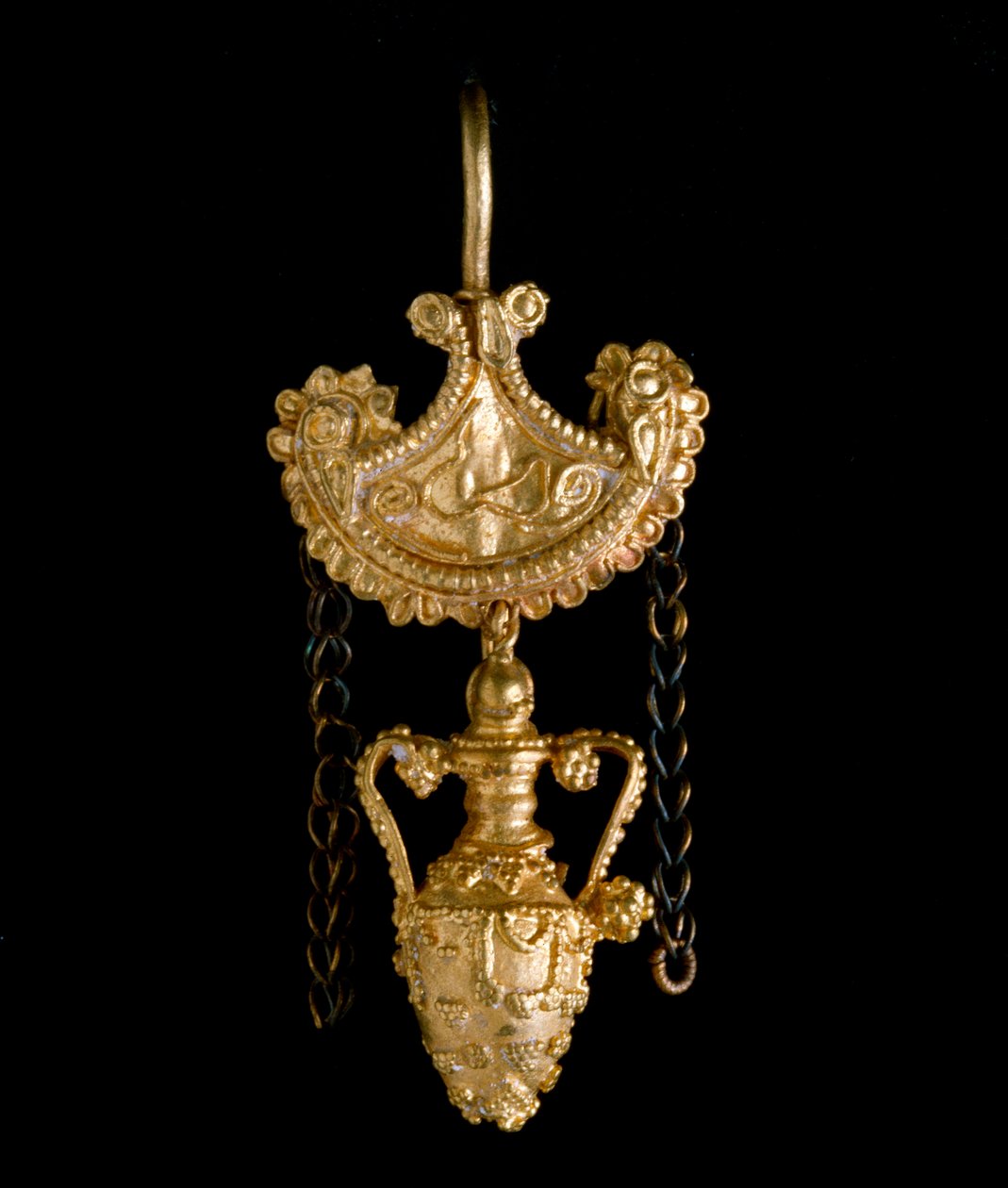 Etruské umění: zlatá náušnice. 3. století před naším letopočtem. Od Cerveteri. Ztlumit. 3,4 cm Řím, Museo di Villa Giulia od Etruscan Etruscan