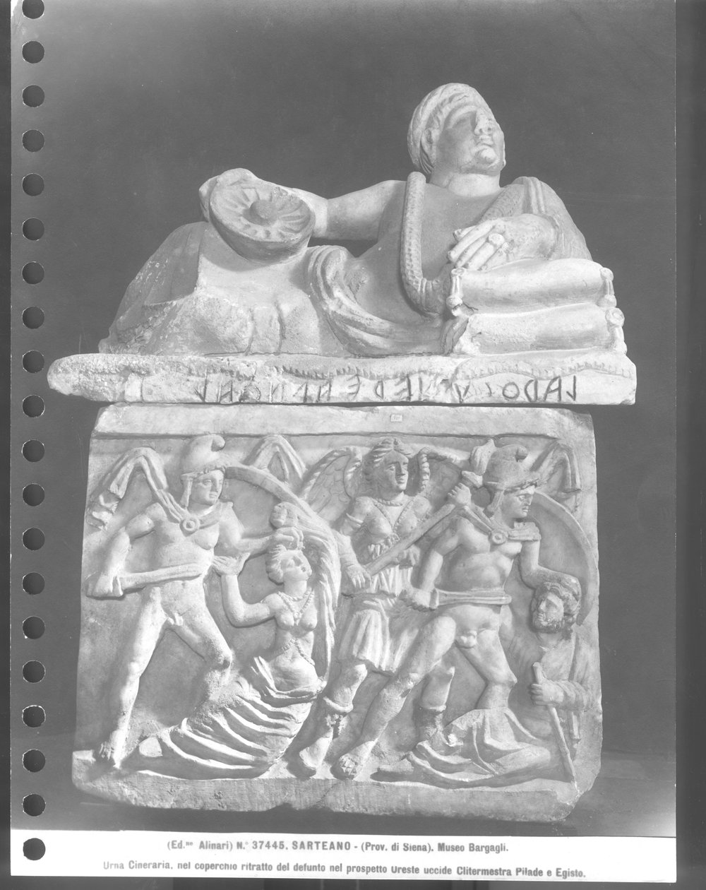 Orestes zabíjí Clytemnestru a Pylades zabíjí Egisthe, Pohřební urna (mramor) (č/b foto) od Etruscan Etruscan