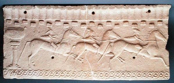 Plaketa s reliéfem jezdců (kámen) od Etruscan Etruscan