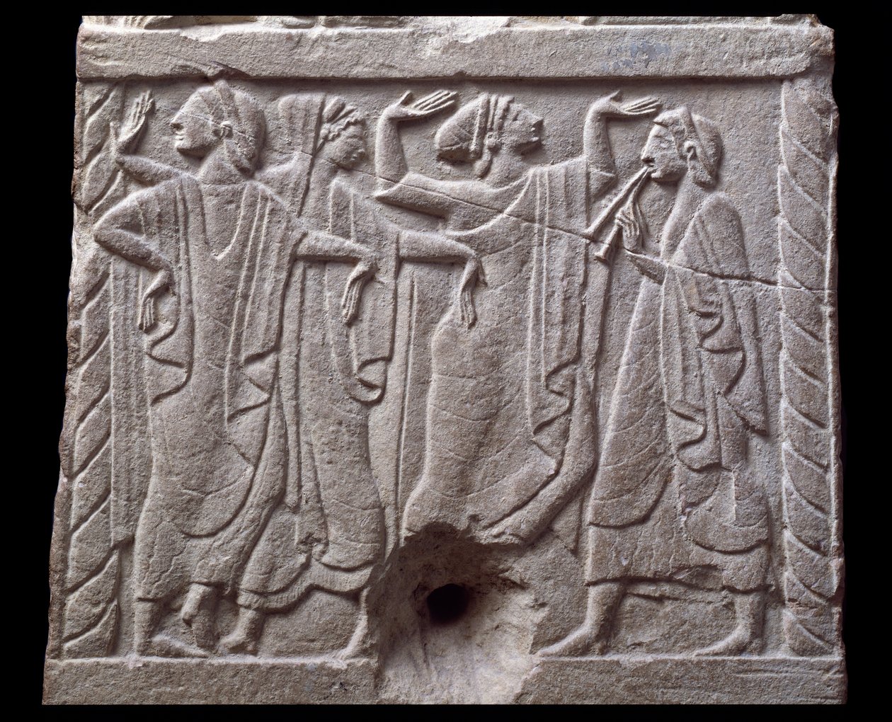 Reliéf s tanečníky z mramorového milníku v Chiusi, Itálie, 6. století před naším letopočtem od Etruscan Etruscan