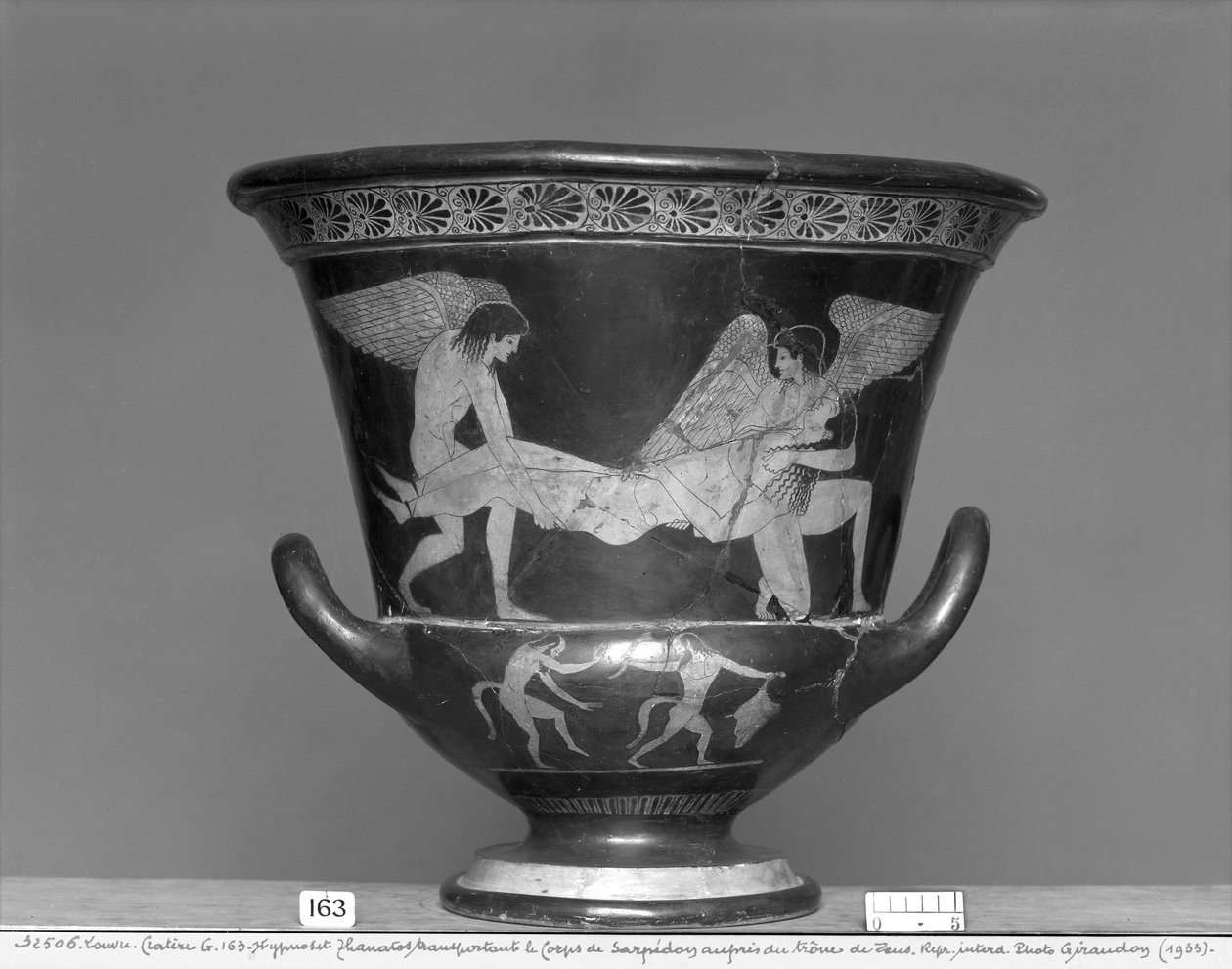 Podkrovní kalichový krater s červenou postavou zobrazující Hypna a Thanatose nesoucího tělo Sarpedona (keramický) od Eucharides Painter