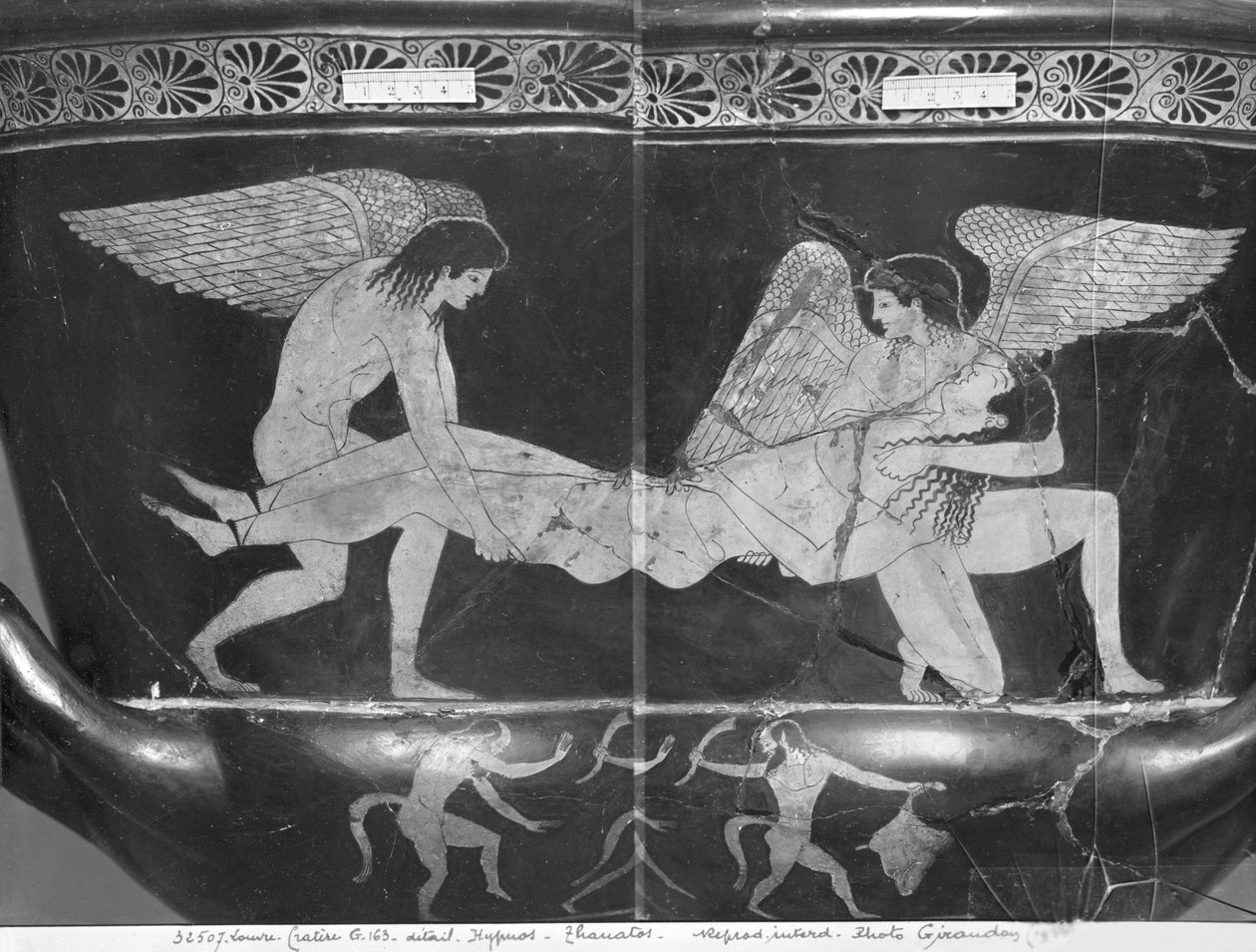 Podkrovní kalichový krater s červenou postavou zobrazující Hypna a Thanatose nesoucího tělo Sarpedona od Eucharides Painter