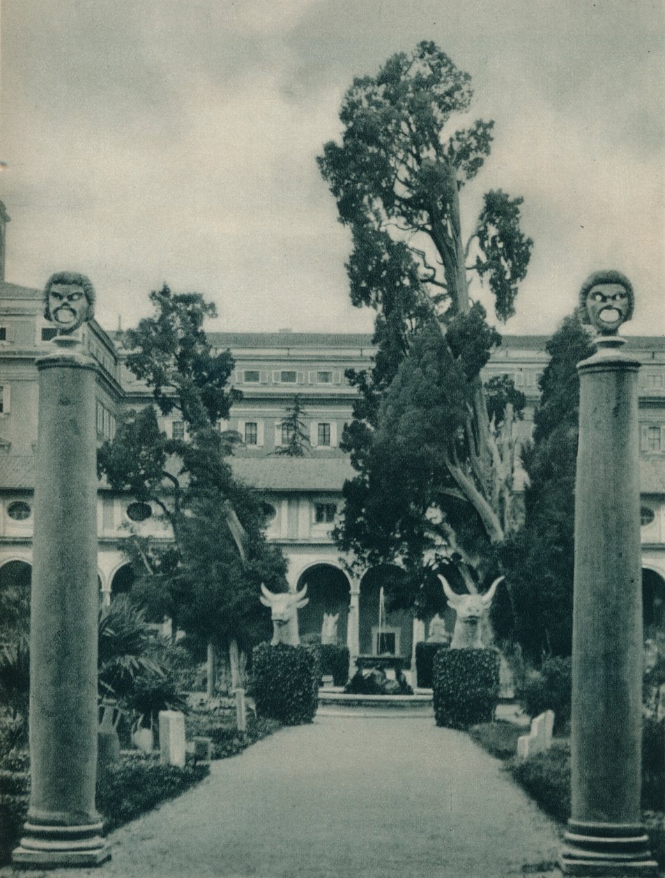Zahrada v Muzeu Diokleciánových lázní, Řím, Itálie, 1927 od Eugen Poppel