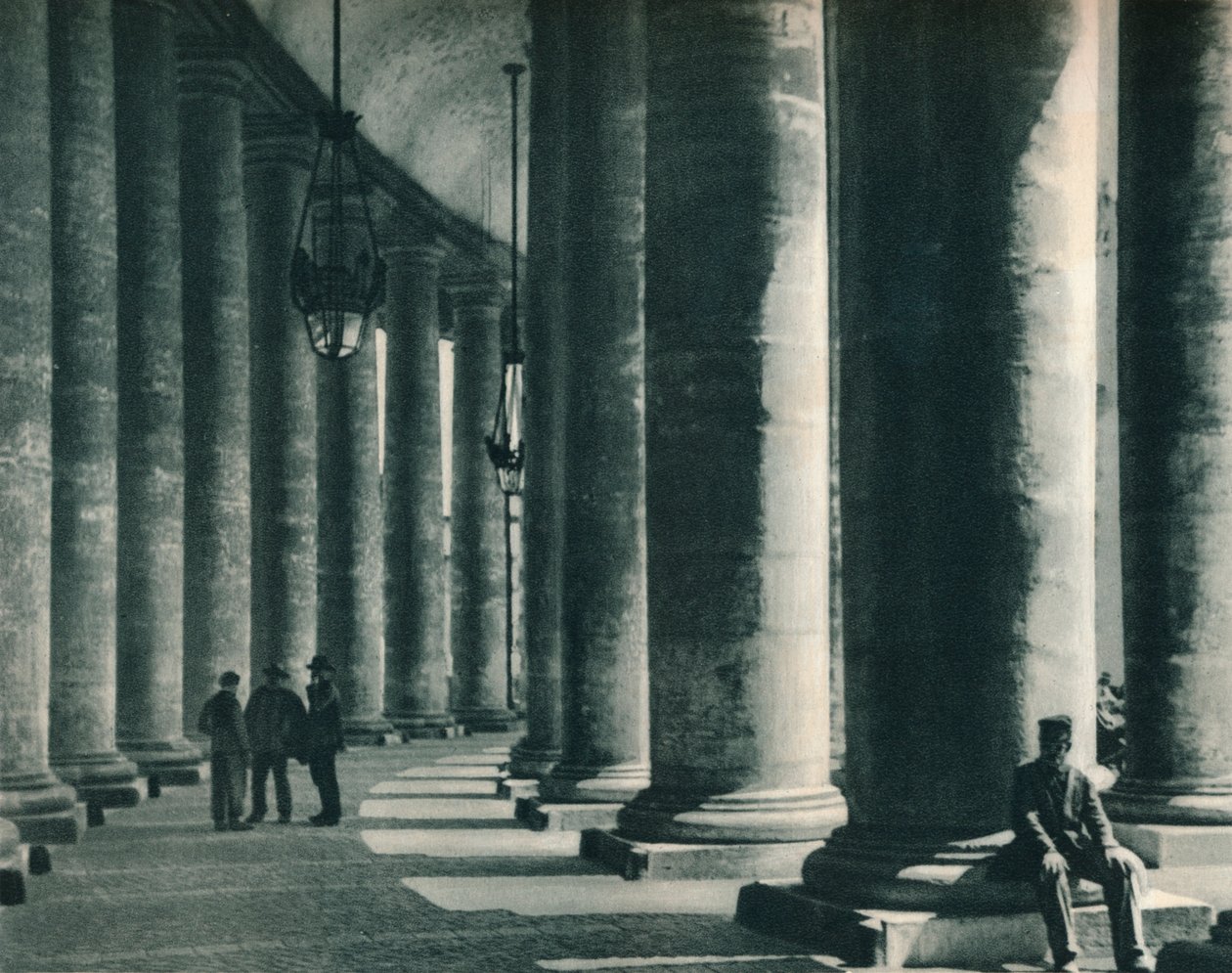 Část kolonády na náměstí St Peters, Řím, Itálie, 1927 od Eugen Poppel