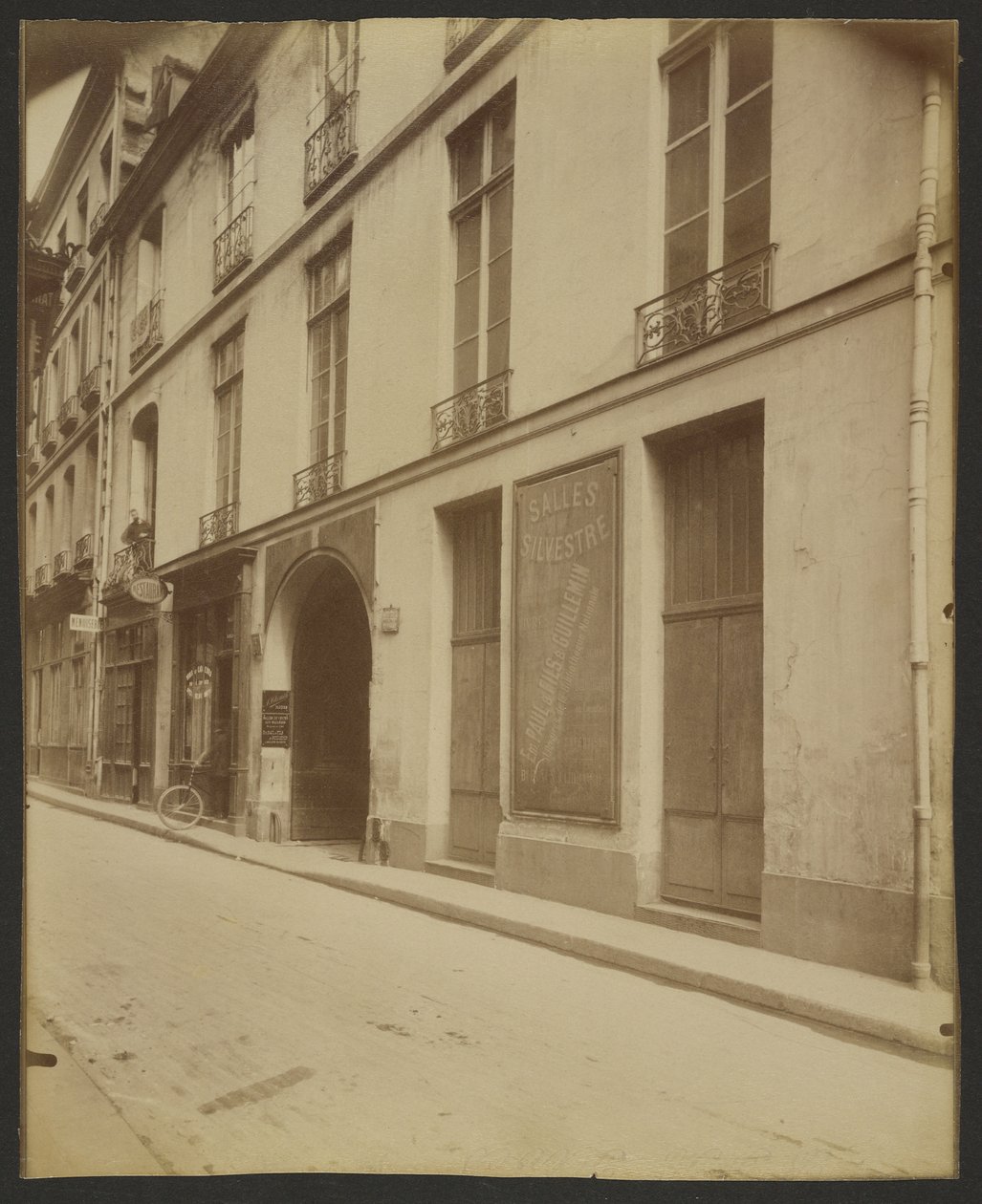 Hôtel de la Guillonière, Rue des Bons-Enfants 28, Richelieu zde bydlel (1°) od Eugène Atget