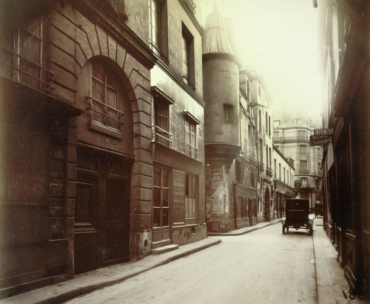 Hôtel des Abbés de Fecamp, 3 rue Hautefeuille, 6. arrondissement, Paříž (černobílá fotografie) od Eugène Atget