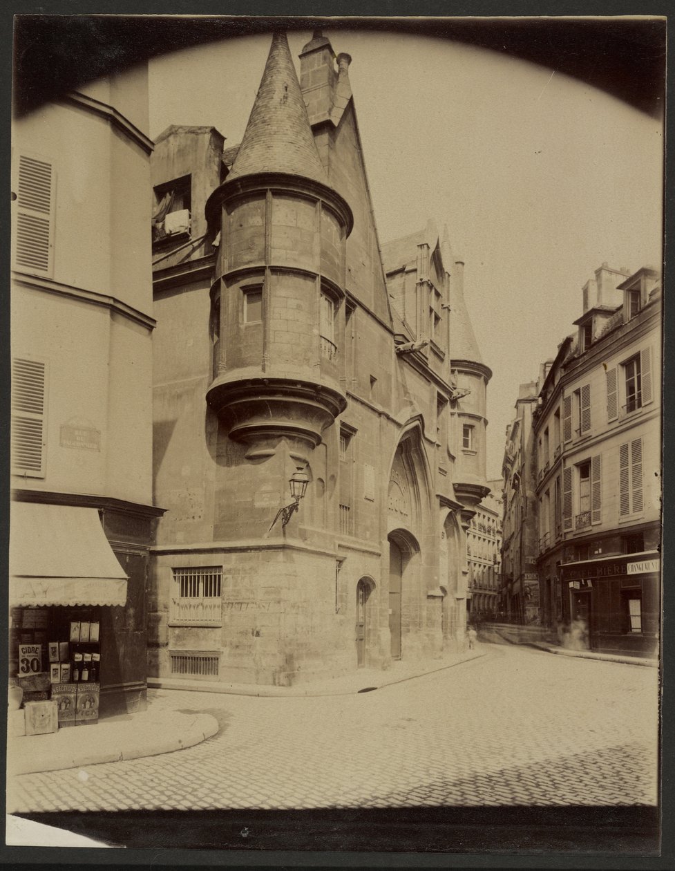 [Hôtel de Sens, nyní Bibliothèque Forney] [rue du Riguier, 4. obvod] od Eugène Atget
