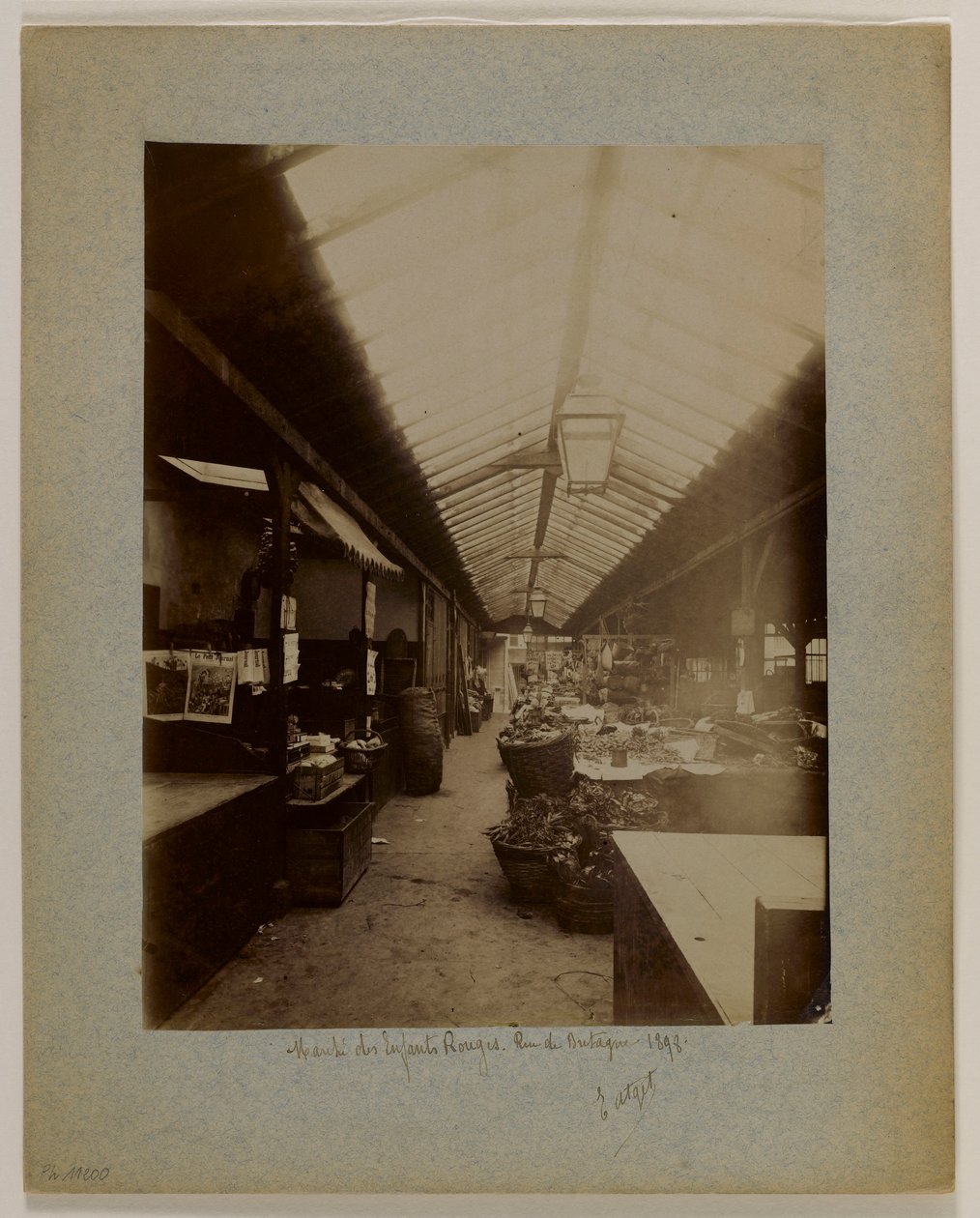 Marché des Enfants-Rouges, rue de Bretagne, 3. obvod, Paříž od Eugène Atget