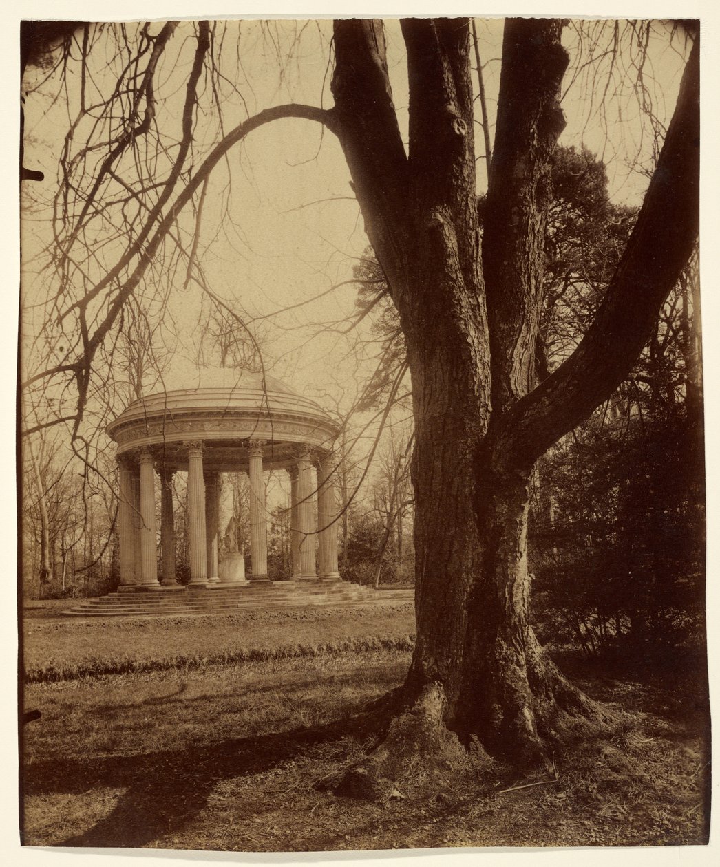 Petit Trianon (Chrám lásky, Petit Trianon) od Eugène Atget