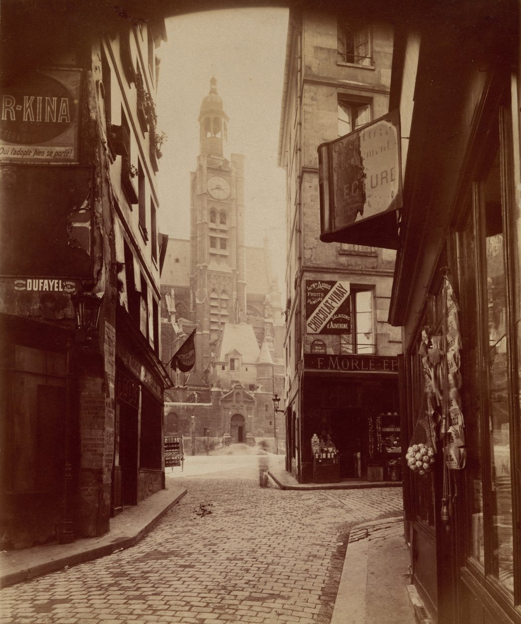 St. Étienne du Mont, ulice Montagne Sainte-Geneviève od Eugène Atget