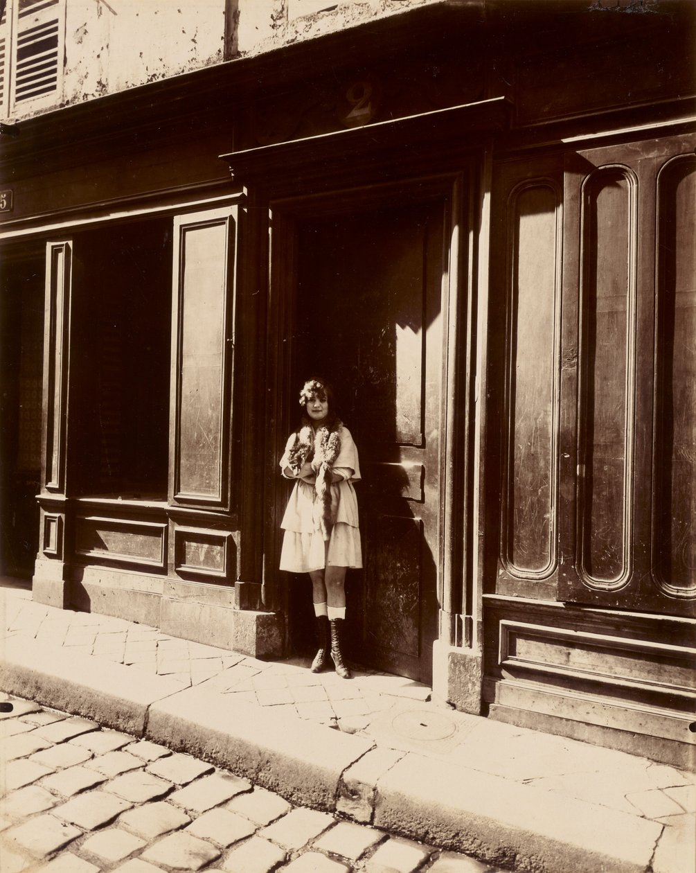 [Versailles, nevěstinec, Petit Place, březen 1921 (nevěstinec, Versailles, Petit Place, březen 1921)] od Eugène Atget