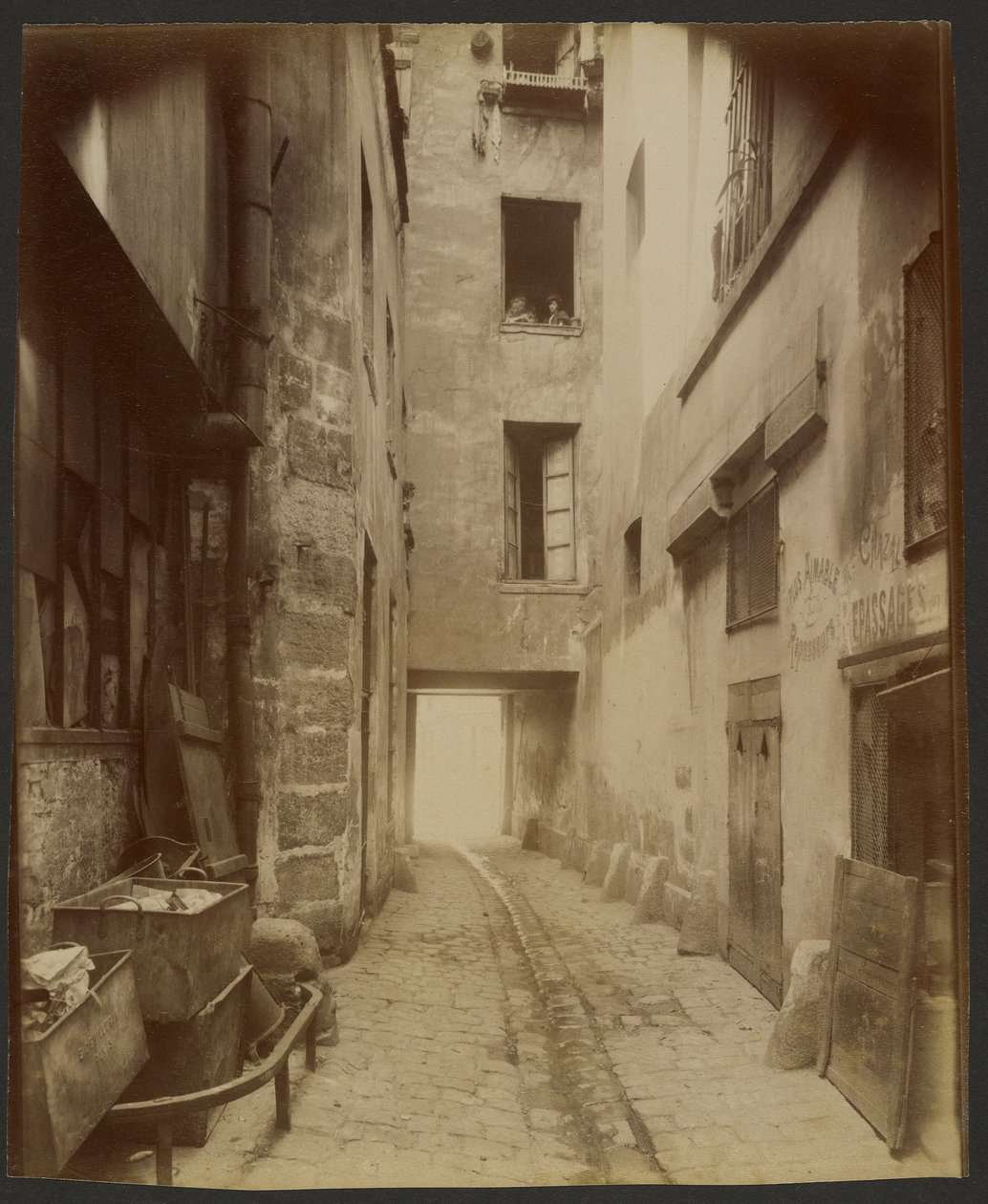 Starý dvůr, Rue Quincampoix 22 (4.) od Eugène Atget