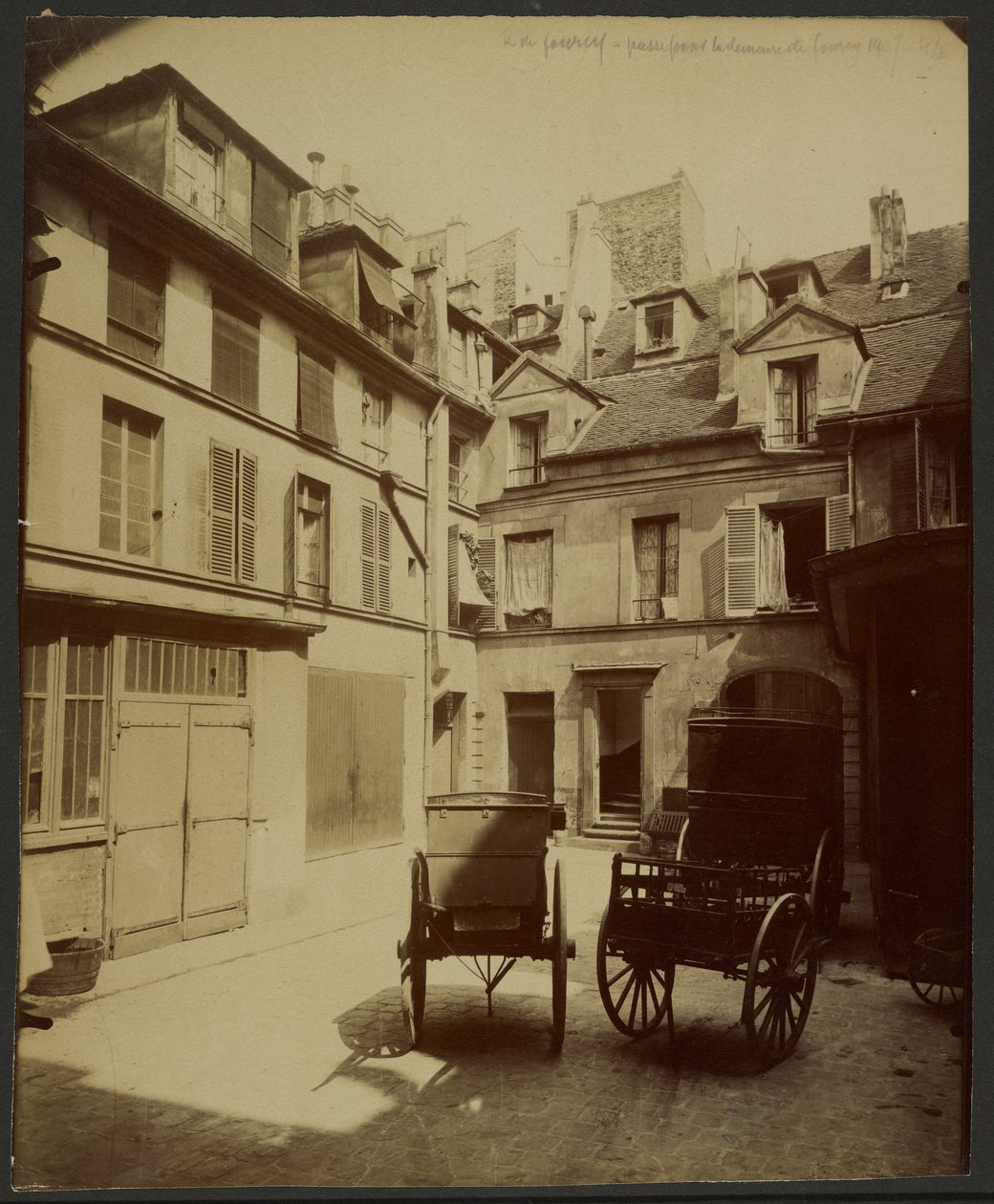Starý dům, Rue de Fourcy, průchod ze čtvrti k Fourcyho sídlu od Eugène Atget