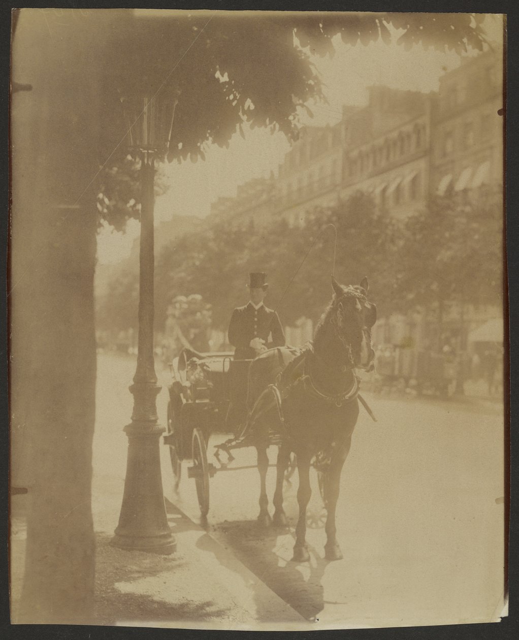 [Čekající kočár] od Eugène Atget