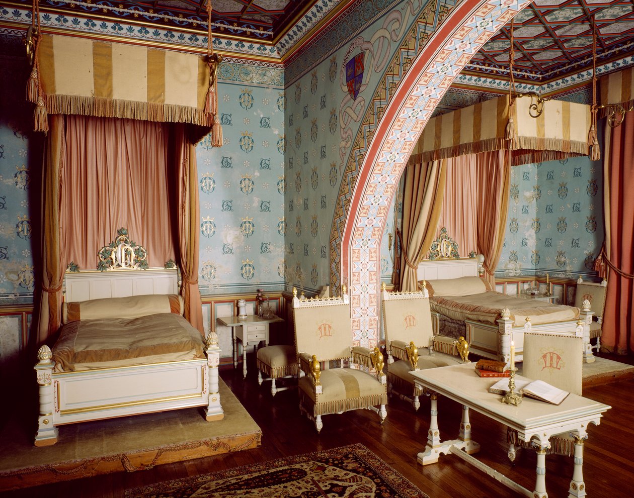 Růžový pokoj s nábytkem od Eugene Viollet le Duc (1814-1879) a Edmond Clement-Louis-Marie-Duthoit (1837-1889), Chateau Neuf v Chateau de Roquetaillade, Francie od Eugene and Duthoit Edmond Viollet Le Duc
