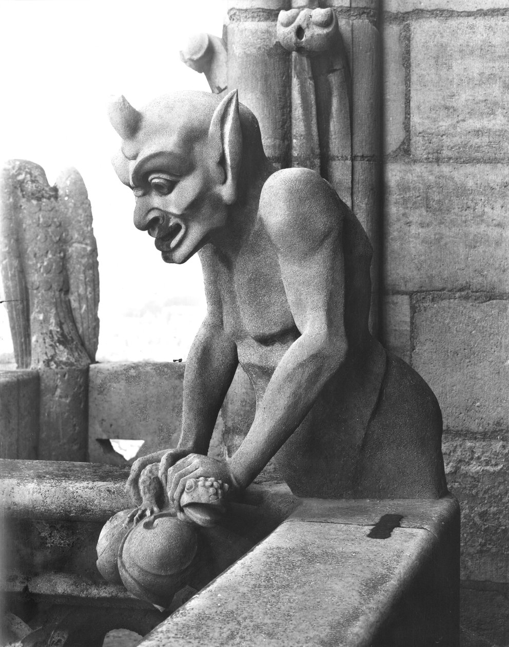 Chrlič z balustrády Grande Galerie, čert držící ropuchu, replika originálu z 12. století (kámen) (čb foto) od Eugene Emmanuel Viollet le Duc