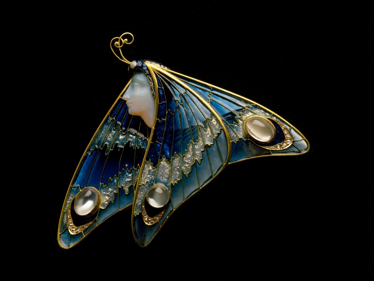Art Nouveau: zlatá brož, průsvitný smalt, opál, měsíční kámen a diamant ve tvaru motýlí ženy. Ateliér Eugene Feuillatre (1870-1916). 1900 Parma, soukromá sbírka - Art Nouveau: zlato, průsvitný smalt, opál, měsíční kámen a diamant, motýl od Eugene Feuillatre