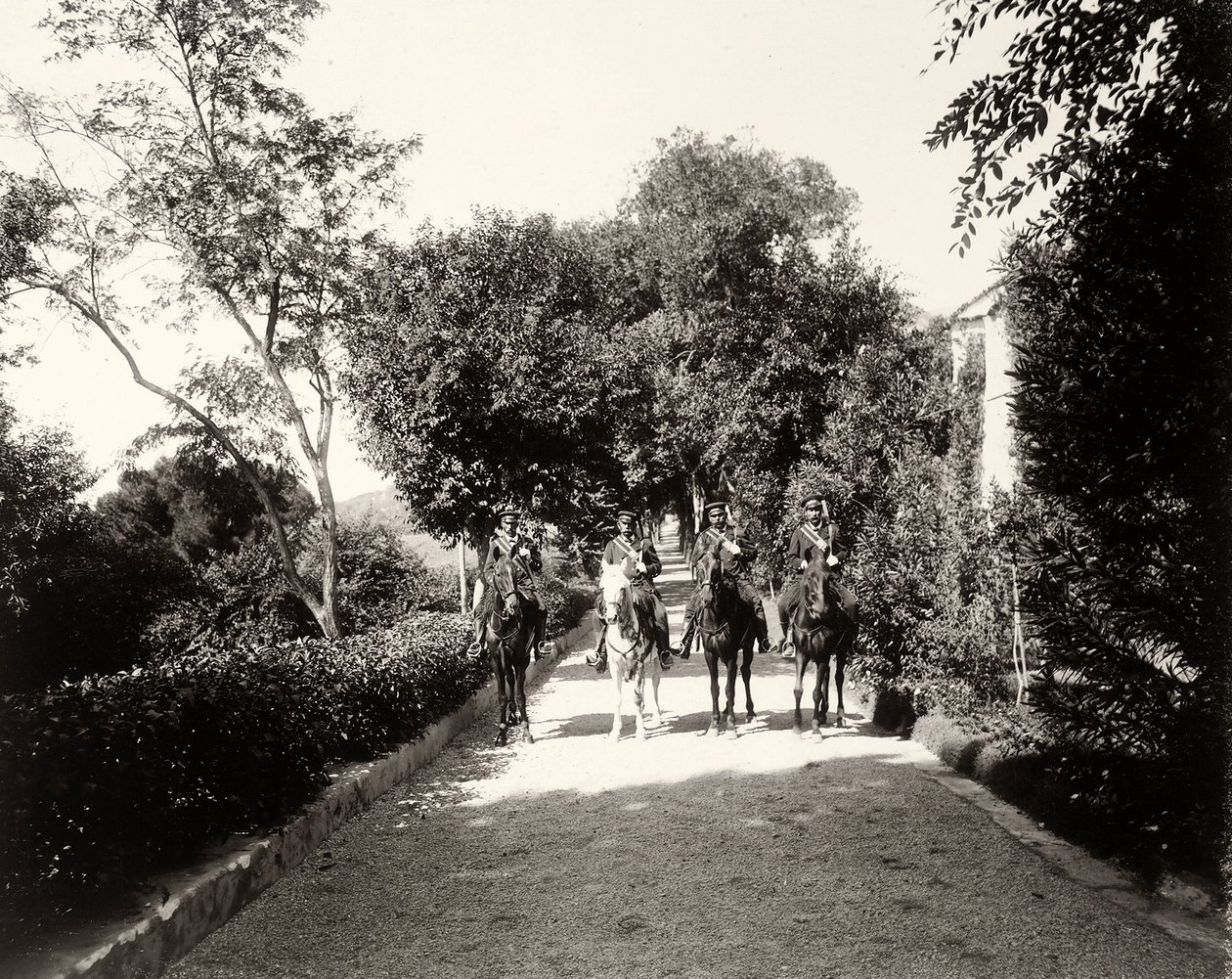 Skupina uniformovaných mužů na koních na farmě Lo Zucco, Sicílie, c.1900 od Eugenio Interguglielmi