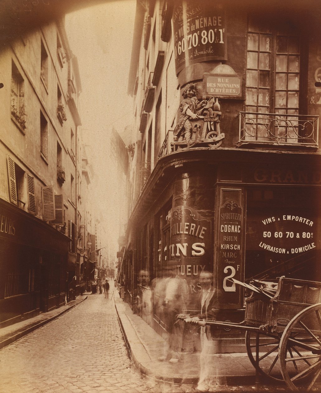 Rue des Nonnains dHyères od Eugène Atget