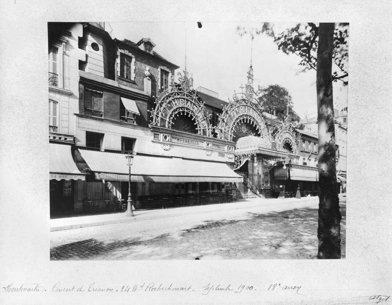 Concert de Trianon v Paříži, 84 boulevard Rochechouart, září 1900 od Eugène Atget