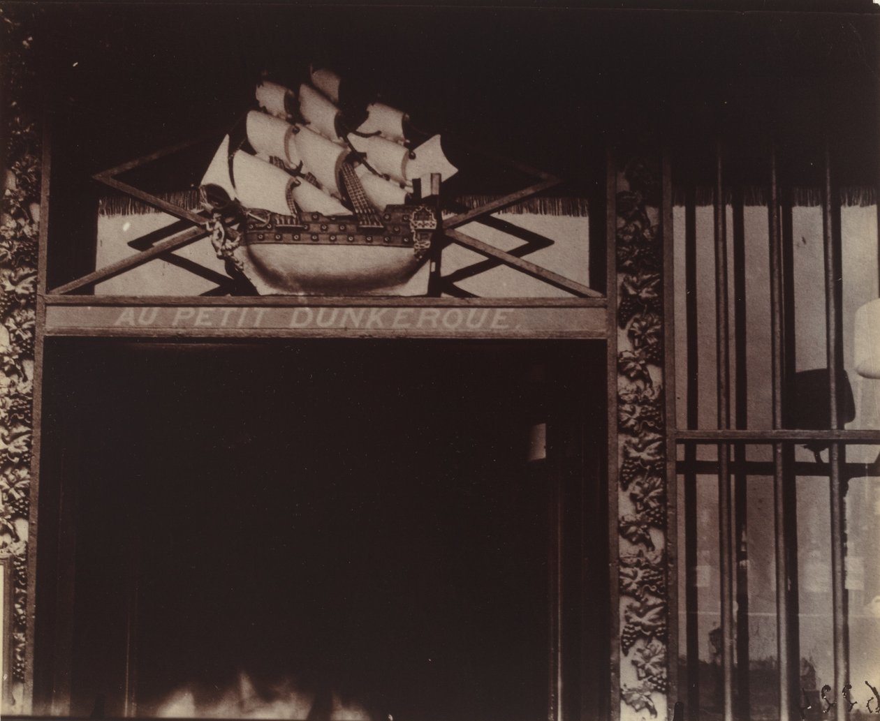 V Petit Dunkerque, 3 quai Conti od Eugène Atget