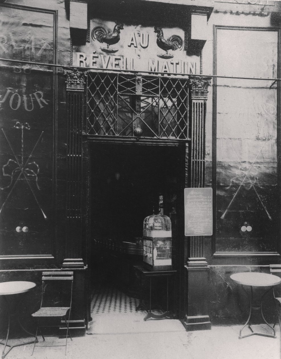Au Réveil Matin, rue Amelot, 11th Arrondissement, Paříž od Eugène Atget