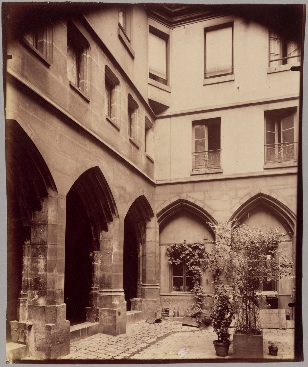 Cloître des Billettes, 24 rue des Archives od Eugène Atget