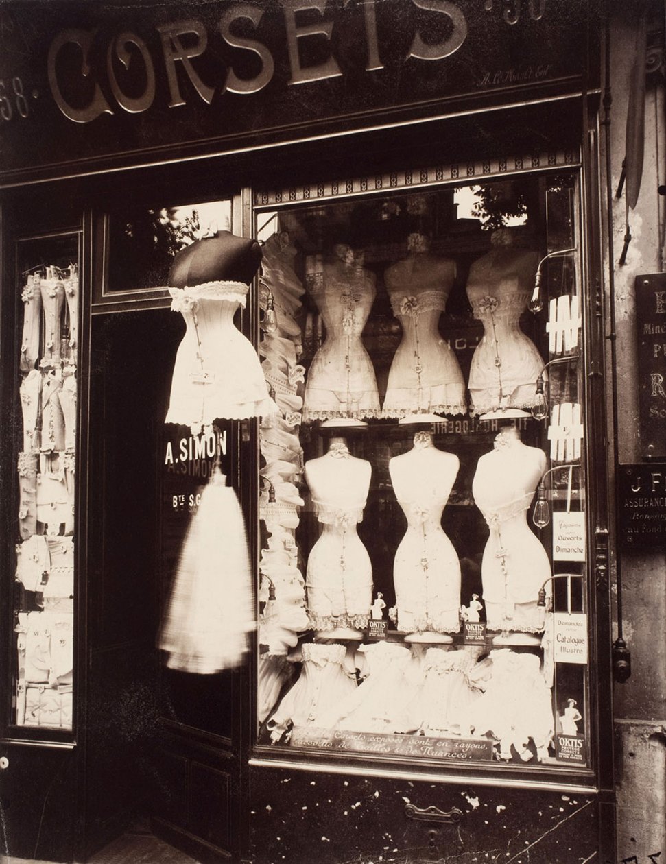 Korzety. Boulevard de Strasbourg, 1912 od Eugène Atget