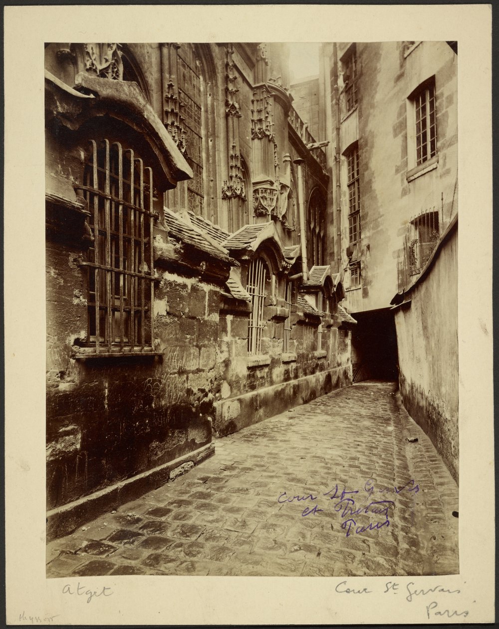 Cour Saint Gervais et Protais [Soud v Saint Gervais a Protais] od Eugène Atget