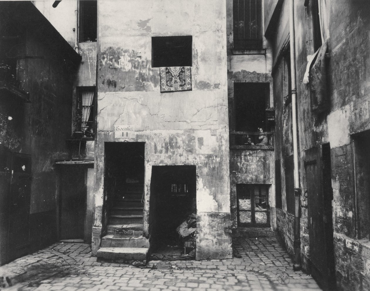 Courtyard, 41 rue Broca, Paris, 5th Arrondissement, 1912 (albumen stříbrný tisk) od Eugène Atget