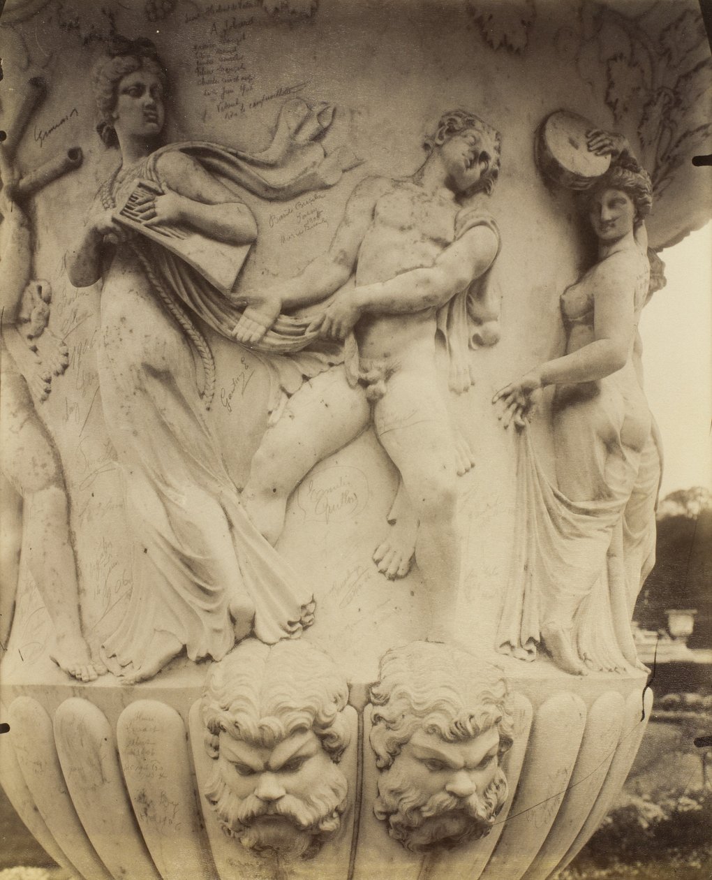 Detail vázy ve Versailles, 1906 od Eugène Atget