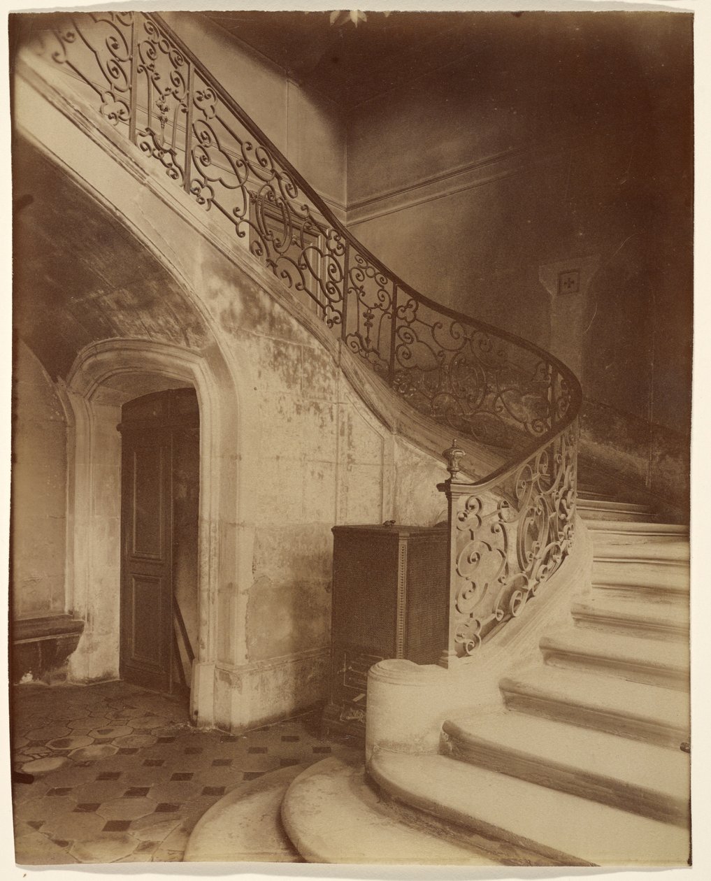 Hotel de la Brinvilliers, travič, Rue Charles V 12 od Eugène Atget