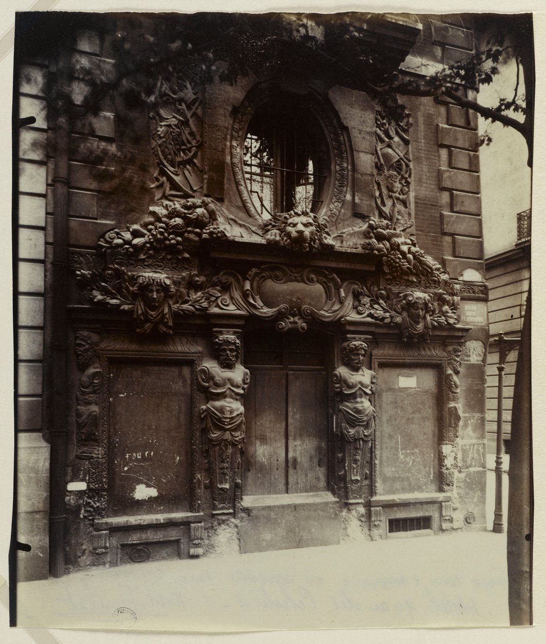 Hôtel de Fieubet nebo Hôtel de la Valette (současné soukromé zařízení Massillon), 2 bis quai des Celestins, 4. obvod, Paříž (tisk alba) od Eugène Atget