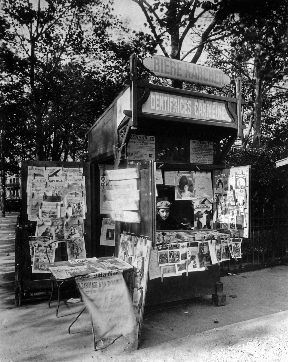 Kiosek v Paříži, kolem roku 1910 (černobílá fotografie) od Eugène Atget