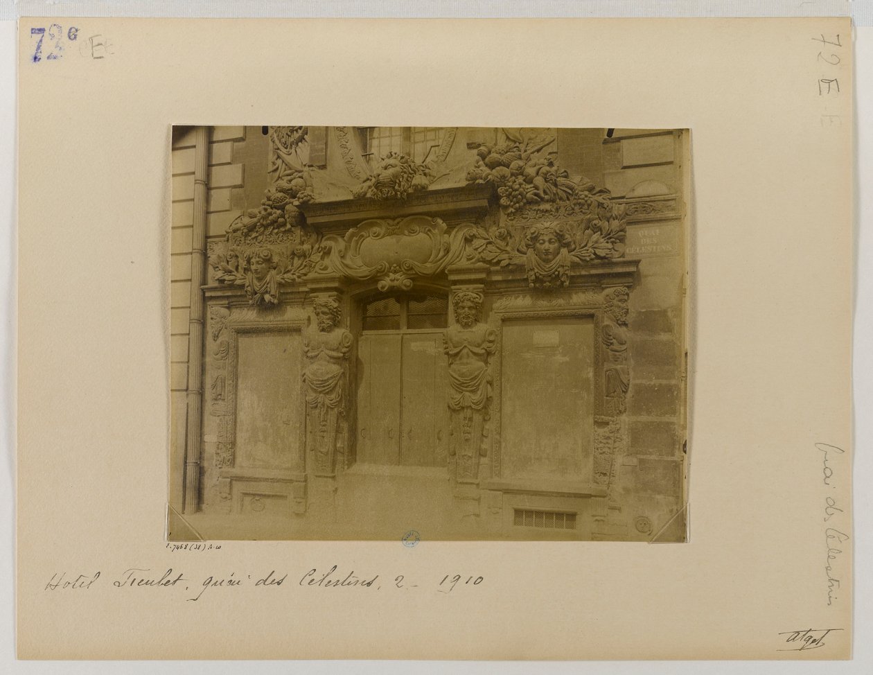 Dveře, uliční fasáda, Hôtel de Fieubet (Hôtel de la Valette, škola Massillon), 2 quai des Célestins, 4. obvod, Paříž od Eugène Atget