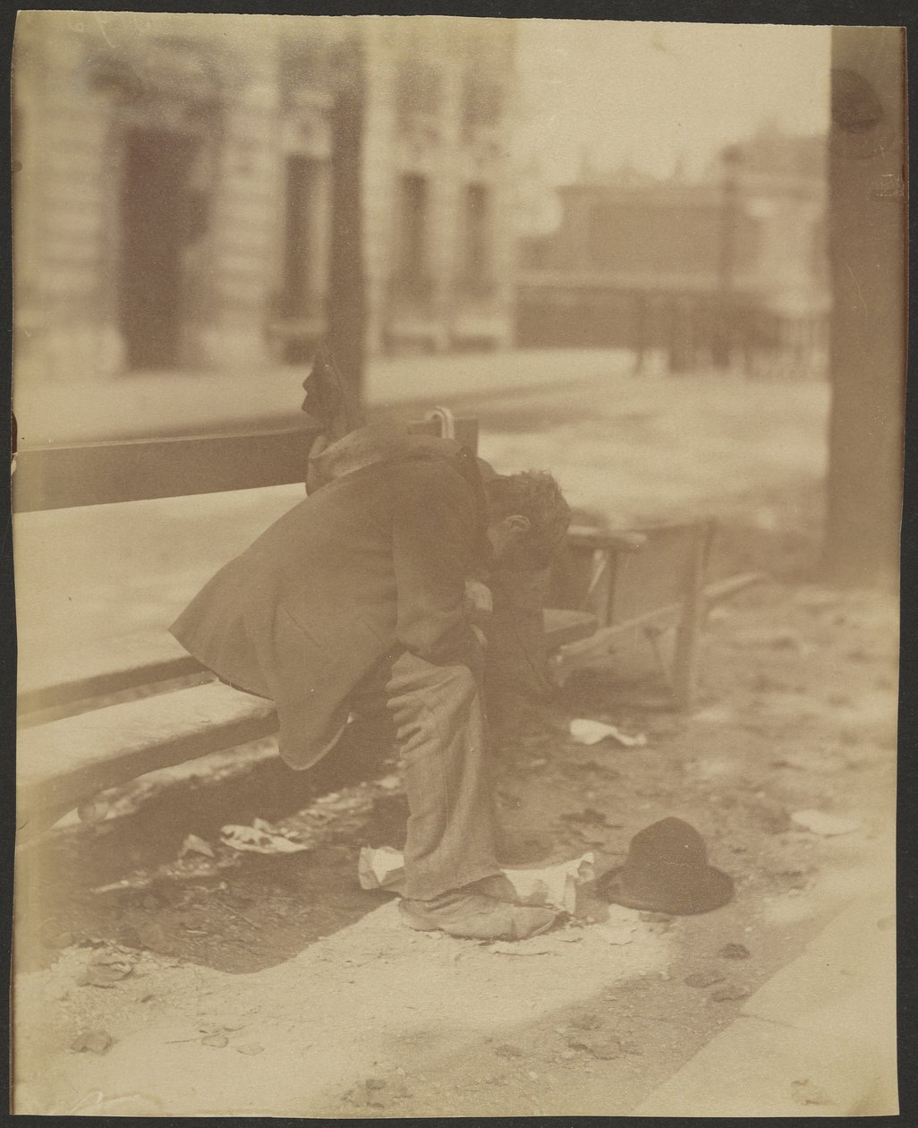 [Sedící tulák] od Eugène Atget