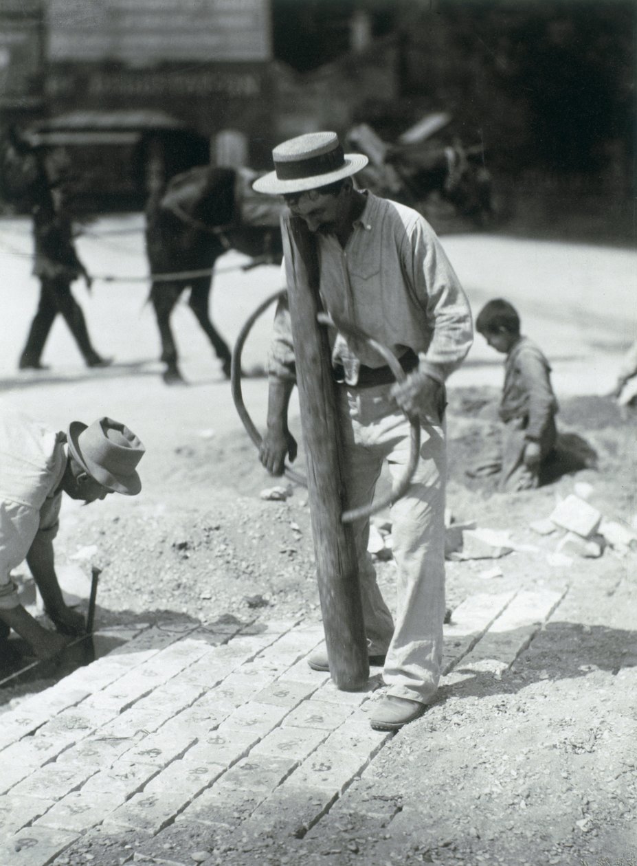 Street Paver, 1910 (želatinový stříbrný tisk) od Eugène Atget