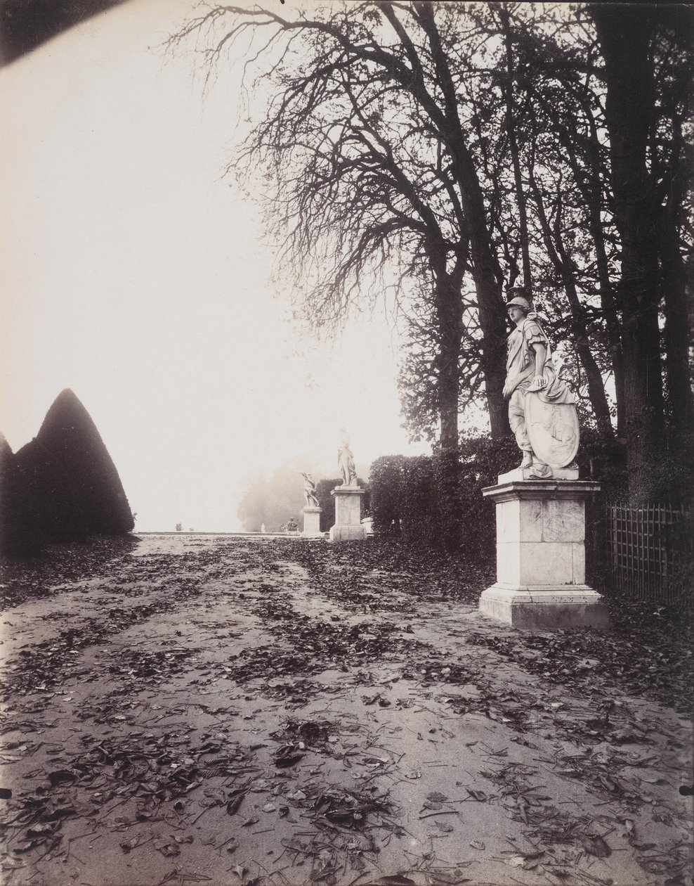 Versailles, Allee des Trois Fontaines, kolem roku 1906 (tisk chloridu zlata) od Eugène Atget
