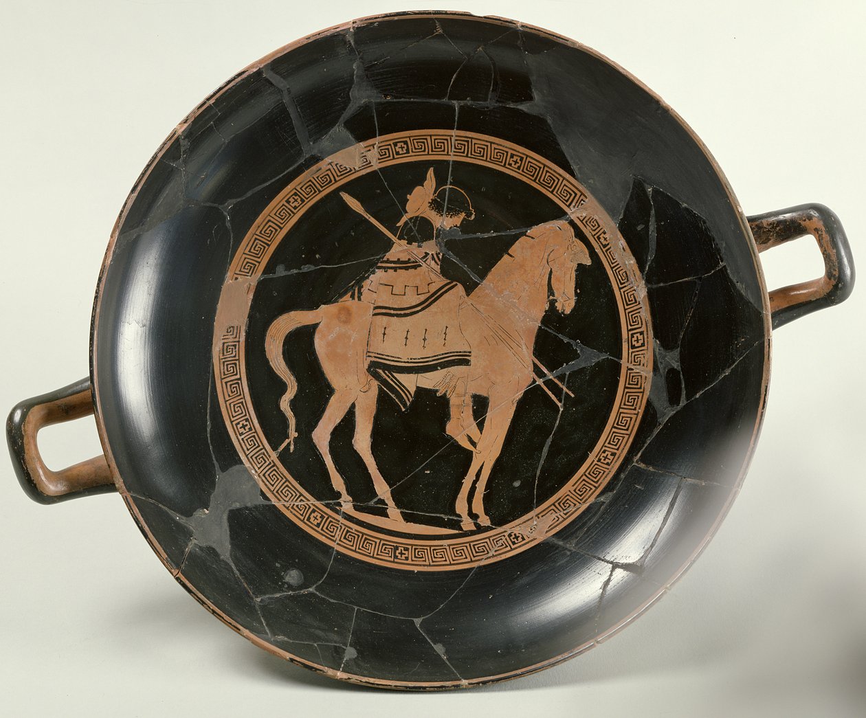 Půdní červený figurální pohár zobrazující jezdce na koni (keramický) od Euphronios