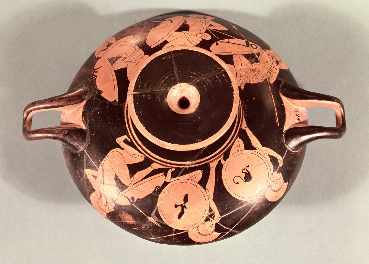 Půdní pohár s červenou postavou zobrazující krčící se hoplity (keramika) od Euphronios